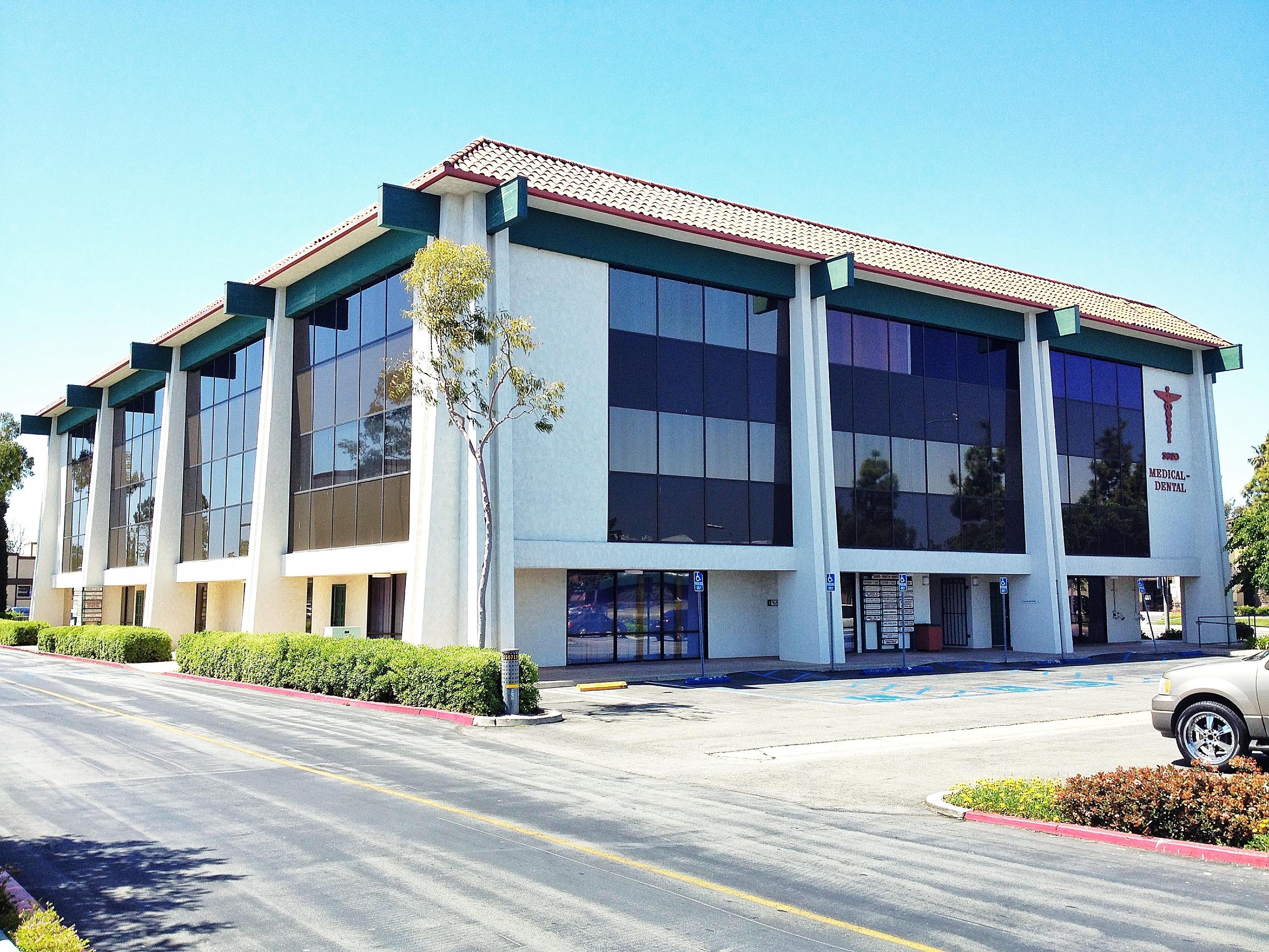 Medical building behind Chase bank