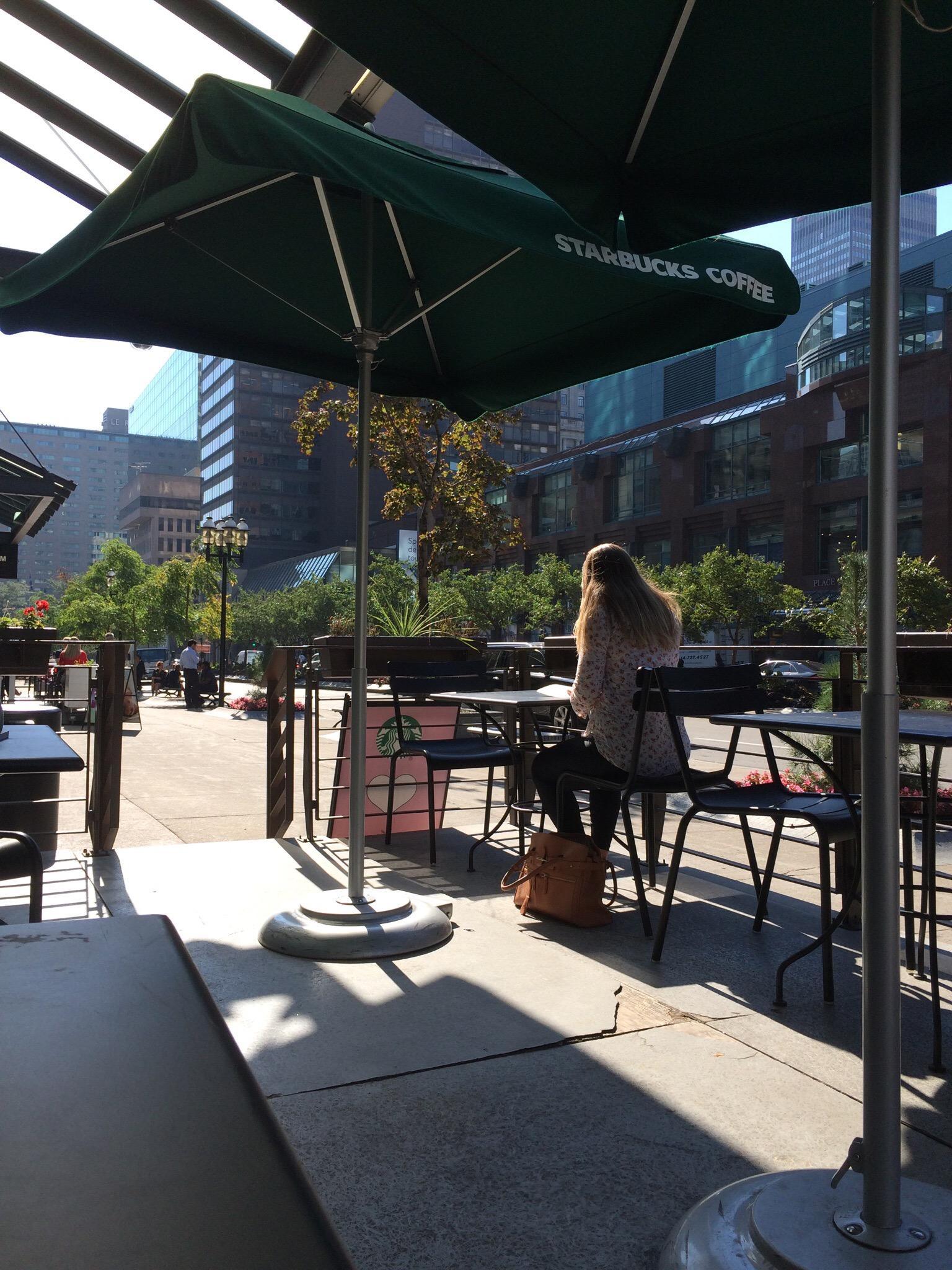 Café Starbucks - Les Cours Mont Royal