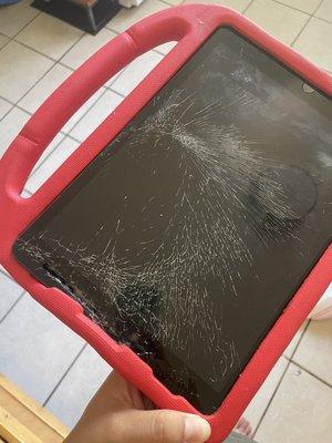 Before Dariy's work: Really damaged ipad (7th gen) screen.