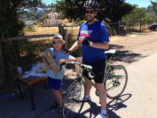 Thirsty cyclist enjoying some lemonade