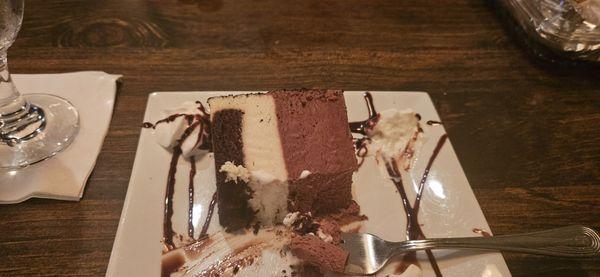 The amazing  Tuxedo cheesecake... so delicious!