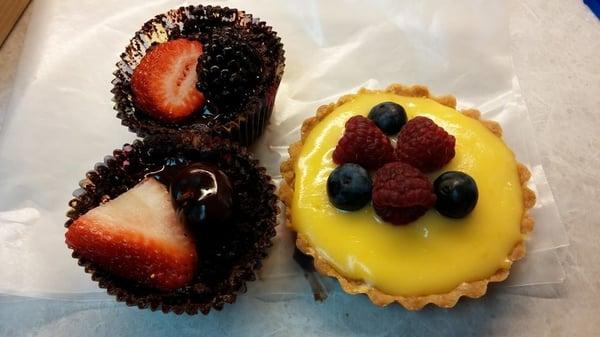 wonderful chocolate cups and cheesecake topped with fresh fruits ~~~