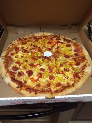 XL w Pepperoni and banana peppers :D