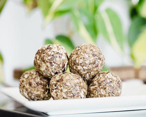 Our energy bites are a vegan, gluten free treat that taste like cookie dough and are packed with protein! Grab a few with your next juice.