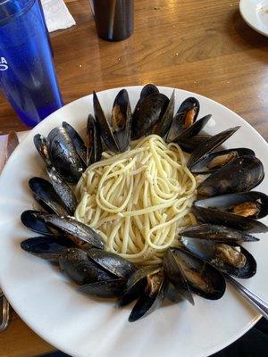 Mussels pasta with olive oil and garlic sauce.