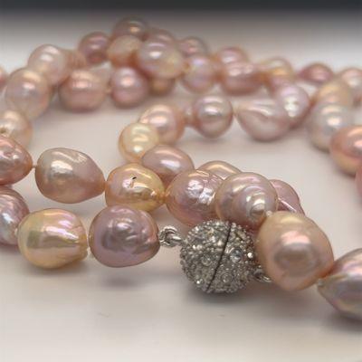 Rose baroque pearl strand.