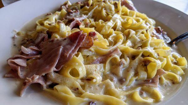 Fettuccine carbonara without peas