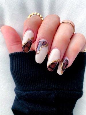 Yaow!! These marble nails hit the fall vibes for me today