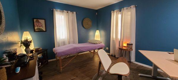 The treatment table is for acupuncture, cupping, and acugemstone. The furniture is designed to accommodate patients of all builds.