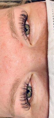 Classic set of eyelash extensions-Mascara Look