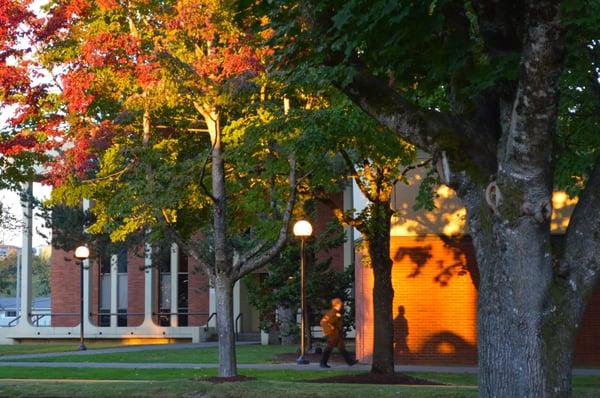 WOU Natural Science Building, the leaves on campus are turning colors!