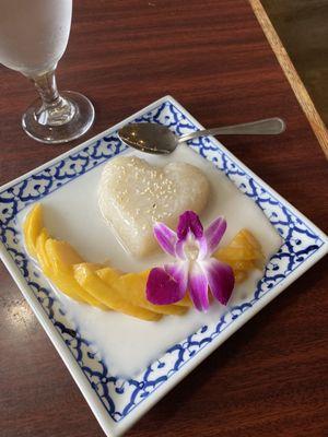 Came here for dessert and they didn't disappoint. The mango sticky rice was amazing. As always I add extra sauce! Definitely recommend!