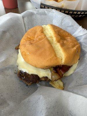 Texas smashburger...bacon, double cheese, grilled onions, jalapeño and bbq sauce. Very fresh and tasty.