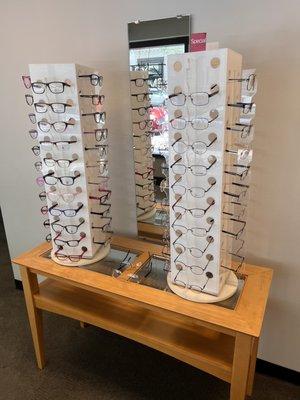 Yea!   They take Molina , apple health and VPS eyewear insurance.  And a good selection to choose !