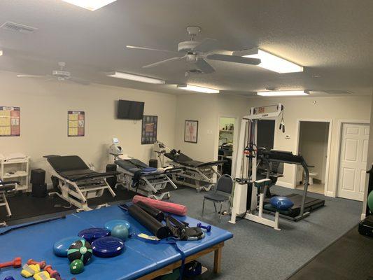 Rehab room with decompression tables