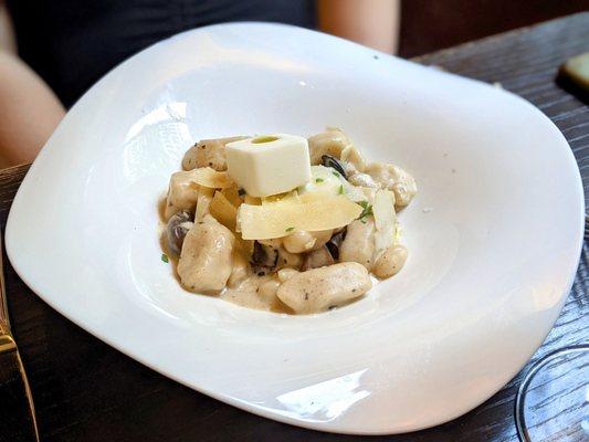 Gnocchi alla bava e tartufo