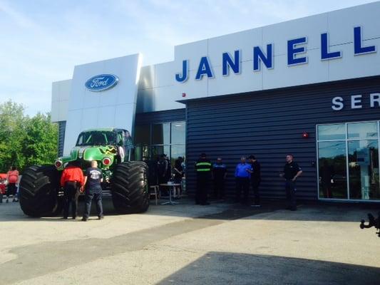 Universal Technical Institute future Tech night at Jannell Ford with the Gravedigger!