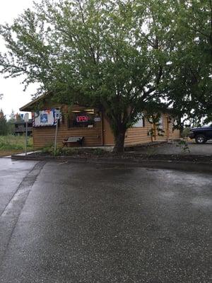 Nice view of the shop to make it easier to find. We blend in well with the trees.