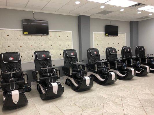 Pipeless pedicure spa chairs that are used along with disposable liners.