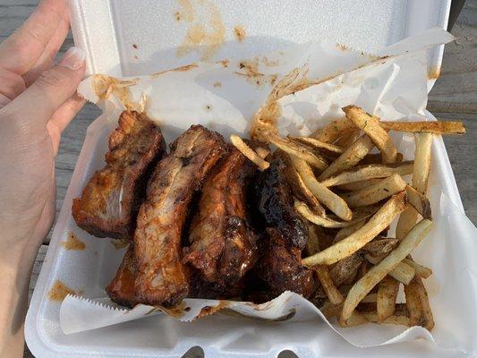 Buffalo ribs with seasoned fries