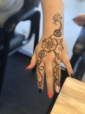 Beautiful And long lasting Henna Tattos