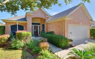 The seller of this home in Lake Pointe saved $9800 in real estate commissions with our "Move-Up" program!