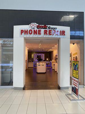 Geek Guys phone repair store