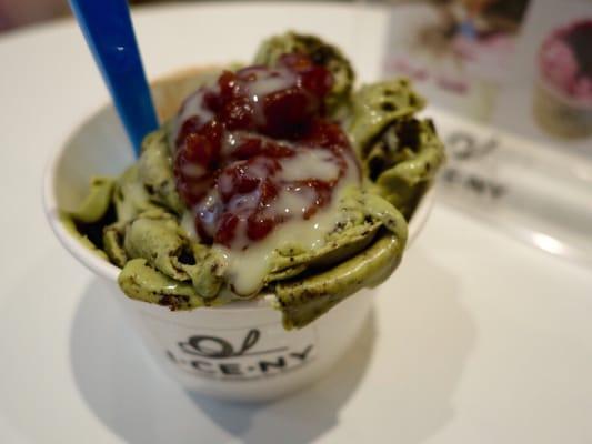 Green tea ice cream & Oreos + red bean + condensed milk. Mine doesn't look rolled. =(