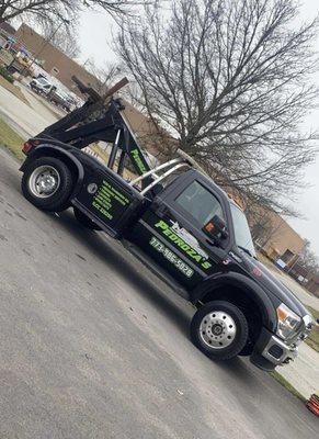 Pedroza's towing company has excellent customer service and reliable towing service .