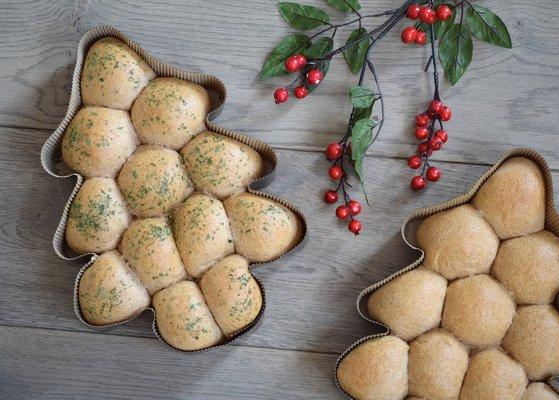 Dinner rolls in variety of flavors.