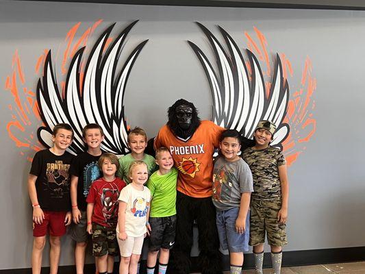 Kids having fun with Suns Gorilla.