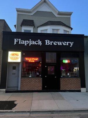 The store front of Flapjack Brewery in Berwyn ILLINOIS