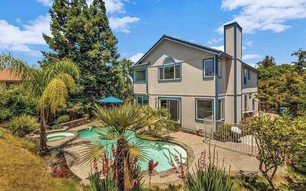 Beautiful pool in this backyard