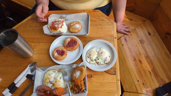 Breakfast Americano, Arepas con marmelada.