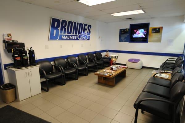 Brondes Ford Lincoln Maumee Customer Lounge w/Free Coffee, WiFi, Television