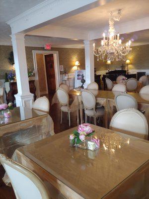 Beautiful dining room. Table can be done for a group.