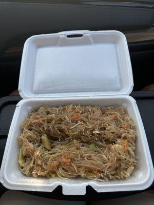 Pancit chicken (instagram: @issa.cheatday)