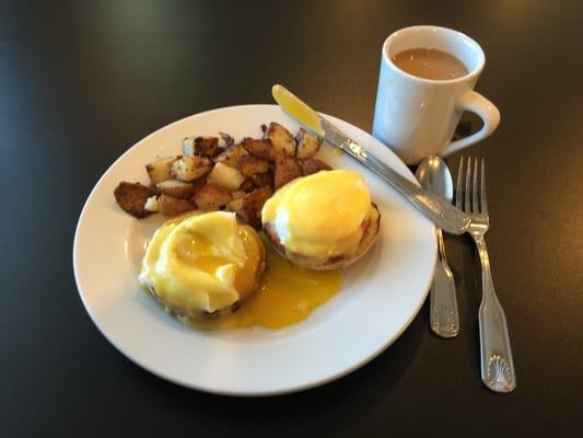 JUST LOOK AT THOSE PERFECTLY POACHED EGGS,  YUM!