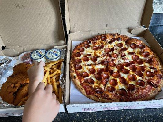 Awesome pizza and fingers