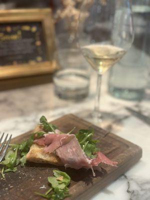 Prosciutto e focaccia appetizer. 20 year aged prosciutto, amazing cheese, fresh focaccia, arugula tossed in olive oil.