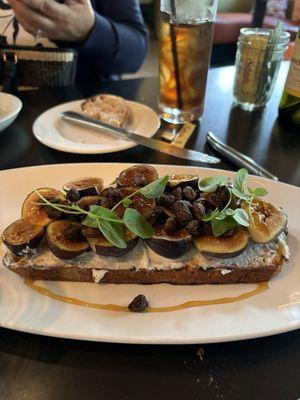 Fig tartine