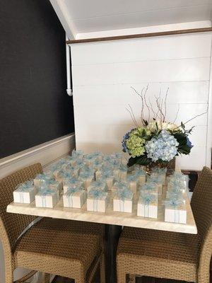 Arrangement for the favors table