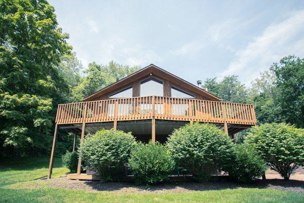 Exterior of Travis Lodge at Crockett's Run.