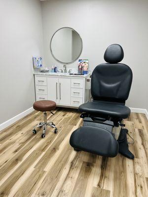 Clinic room for postoperative follow-up appointments, filler injections, botulinum toxin (Botox) injections, and other minor procedures.