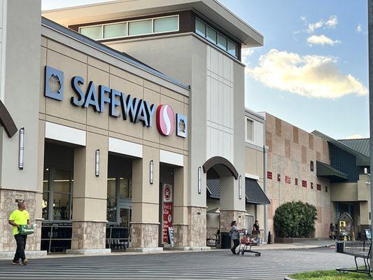 This Safeway in Waikele is really nice!