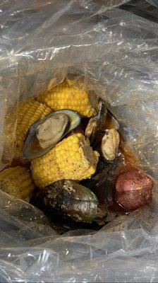 Pound of green mussels, added 3 extra corn. Various seasonings and five spice/heat levels from none to extra.