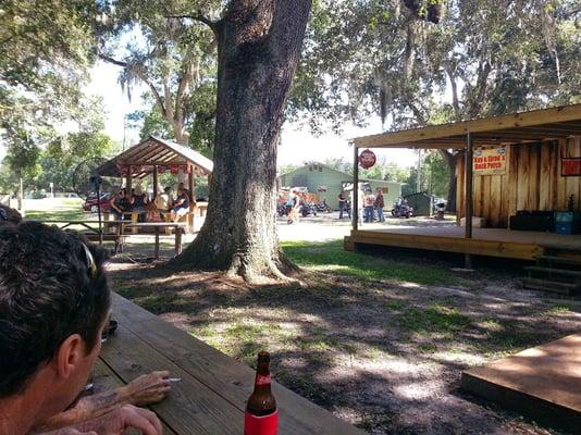 Looking at the outdoor bar from one of the many shaded picnic tables in the back yard, great place.