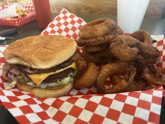 Double cheeseburger w Bacon and onion rings