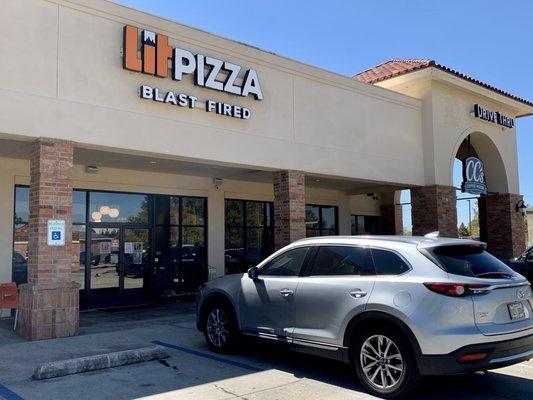 Here Lit Pizza located in a casual shopping plaza 1 mile from the campus of LSU.