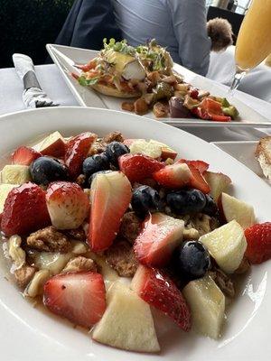 Greek yogurt with fruit and granola